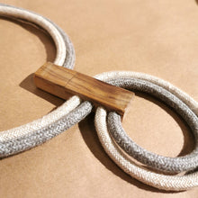 Carica l'immagine nel visualizzatore di Gallery, Collana girocollo (mobile) in cavo elettrico rivestito e legno