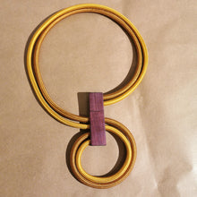 Carica l'immagine nel visualizzatore di Gallery, Collana girocollo (mobile) in cavo elettrico rivestito e legno