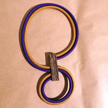 Carica l'immagine nel visualizzatore di Gallery, Collana girocollo (mobile) in cavo elettrico rivestito e legno