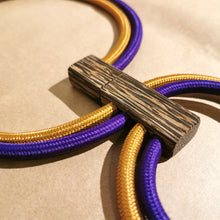 Carica l'immagine nel visualizzatore di Gallery, Collana girocollo (mobile) in cavo elettrico rivestito e legno