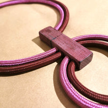 Carica l'immagine nel visualizzatore di Gallery, Collana girocollo (mobile) in cavo elettrico rivestito e legno