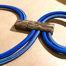 Carica l'immagine nel visualizzatore di Gallery, Collana girocollo (mobile) in cavo elettrico rivestito e legno
