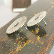 Carica l'immagine nel visualizzatore di Gallery, Orecchino in argento disco forato - Pezzo unico