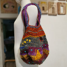 Carica l'immagine nel visualizzatore di Gallery, Borsa piccola coloratissima di lana - Pezzo unico