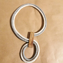 Carica l'immagine nel visualizzatore di Gallery, Collana girocollo (mobile) in cavo elettrico rivestito e legno