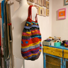 Carica l'immagine nel visualizzatore di Gallery, Borsa molto grande coloratissima di lana - Pezzo unico