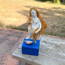 Carica l'immagine nel visualizzatore di Gallery, statuetta in carta pesta, Venere - pezzo unico