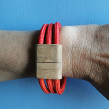Carica l'immagine nel visualizzatore di Gallery, Bracciale Ecofriendly (3 cavi) in cavo elettrico rivestito e legno