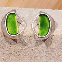 Carica l'immagine nel visualizzatore di Gallery, Orecchino di ottone smaltato e argento mezzaluna