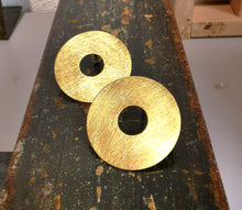 Carica l'immagine nel visualizzatore di Gallery, Orecchino ottone disco forato - Pezzo unico