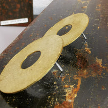 Carica l'immagine nel visualizzatore di Gallery, Orecchino ottone disco forato - Pezzo unico