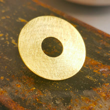 Carica l'immagine nel visualizzatore di Gallery, Orecchino ottone disco forato - Pezzo unico