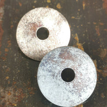 Carica l'immagine nel visualizzatore di Gallery, Orecchino in argento disco forato - Pezzo unico