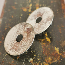 Carica l'immagine nel visualizzatore di Gallery, Orecchino in argento disco forato - Pezzo unico