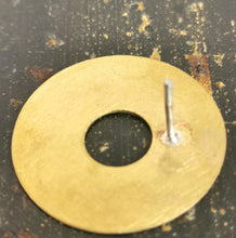 Carica l'immagine nel visualizzatore di Gallery, Orecchino ottone disco forato - Pezzo unico