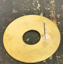 Carica l'immagine nel visualizzatore di Gallery, Orecchino ottone disco forato - Pezzo unico