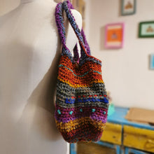 Carica l'immagine nel visualizzatore di Gallery, Borsa piccola coloratissima di lana - Pezzo unico