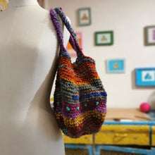 Carica l'immagine nel visualizzatore di Gallery, Borsa piccola coloratissima di lana - Pezzo unico