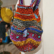 Carica l'immagine nel visualizzatore di Gallery, Borsa piccola coloratissima di lana - Pezzo unico