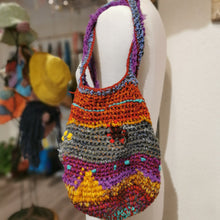Carica l'immagine nel visualizzatore di Gallery, Borsa piccola coloratissima di lana - Pezzo unico