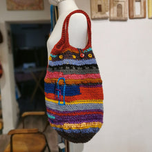 Carica l'immagine nel visualizzatore di Gallery, Borsa molto grande coloratissima di lana - Pezzo unico