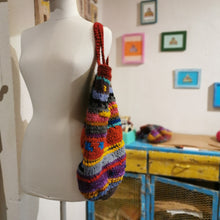 Carica l'immagine nel visualizzatore di Gallery, Borsa molto grande coloratissima di lana - Pezzo unico