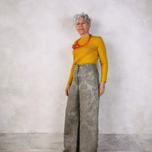 Carica l'immagine nel visualizzatore di Gallery, Pantalone con bottoni in cotone damascato- Pezzo Unico