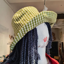 Carica l'immagine nel visualizzatore di Gallery, Cappello in tessuto a quadretti, modello a falda larga - Pezzo unico