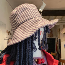 Carica l'immagine nel visualizzatore di Gallery, Cappello in tessuto a quadretti, modello a falda larga - Pezzo unico
