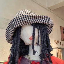 Carica l'immagine nel visualizzatore di Gallery, Cappello in tessuto a quadretti, modello a falda larga - Pezzo unico