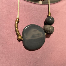 Carica l'immagine nel visualizzatore di Gallery, Collana girocollo Ecofriendly con elementi in ottone