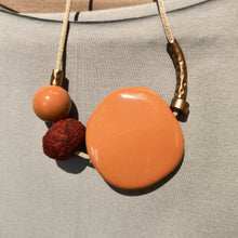 Carica l'immagine nel visualizzatore di Gallery, Collana girocollo Ecofriendly con elementi in ottone