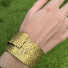 Carica l'immagine nel visualizzatore di Gallery, Bracciale di ottone serie texture a spirale - Pezzo unico