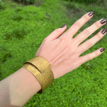 Carica l'immagine nel visualizzatore di Gallery, Bracciale di ottone serie texture a spirale - Pezzo unico