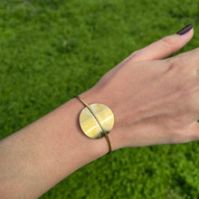 Carica l'immagine nel visualizzatore di Gallery, Bracciale con forma di disco in ottone - Pezzo unico