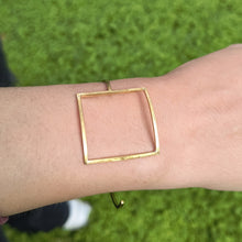 Carica l'immagine nel visualizzatore di Gallery, Bracciale con forma quadrata in ottone - Pezzo unico