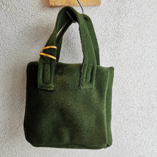 Carica l'immagine nel visualizzatore di Gallery, Borsa piccola in lana verde - Pezzo unico
