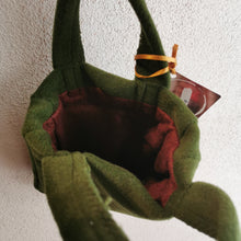 Carica l'immagine nel visualizzatore di Gallery, Borsa piccola in lana verde - Pezzo unico