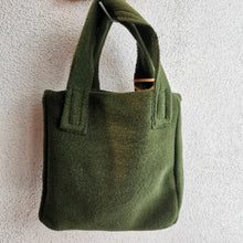 Carica l'immagine nel visualizzatore di Gallery, Borsa piccola in lana verde - Pezzo unico