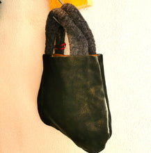Carica l'immagine nel visualizzatore di Gallery, Borsetta manico tondo - Pezzo unico