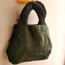 Carica l'immagine nel visualizzatore di Gallery, Borsetta manico tondo - Pezzo unico