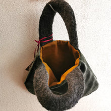 Carica l'immagine nel visualizzatore di Gallery, Borsetta manico tondo - Pezzo unico