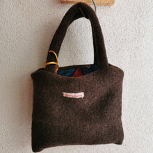 Carica l'immagine nel visualizzatore di Gallery, Borsa piccola in lana cotta - Pezzo unico