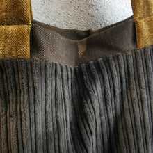 Carica l'immagine nel visualizzatore di Gallery, Borsa a trapezio - Pezzo unico