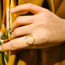 Carica l'immagine nel visualizzatore di Gallery, Anello con forma a cerchio in ottone - Pezzo unico