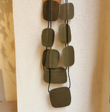 Carica l'immagine nel visualizzatore di Gallery, Collana in pelle con forme quadrate