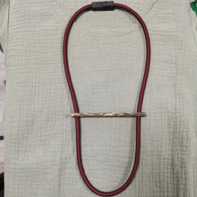Carica l'immagine nel visualizzatore di Gallery, Collana in cavo elettrico rivestito e legno