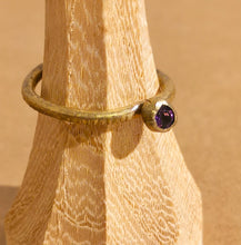 Carica l'immagine nel visualizzatore di Gallery, Anello in bronzo con pietra - Pezzo Unico