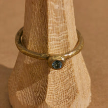 Carica l'immagine nel visualizzatore di Gallery, Anello in bronzo con pietra - Pezzo Unico