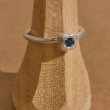 Carica l'immagine nel visualizzatore di Gallery, Anello in argento con pietra - Pezzo Unico